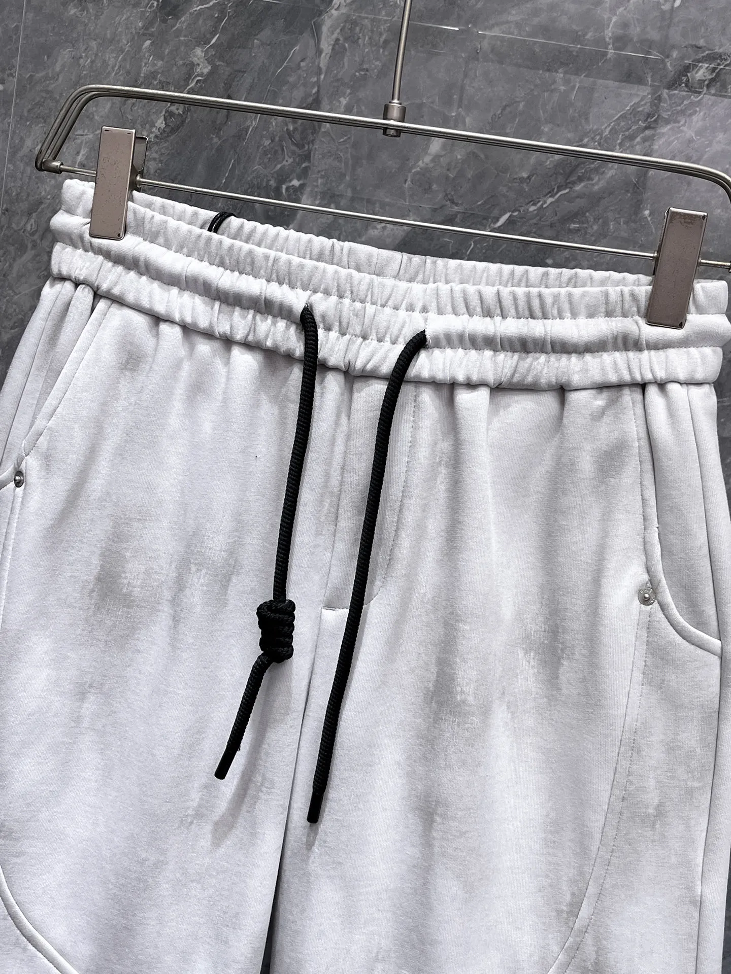 Balenciaga's three-standard complete 2026 summer New Arrival men's casual shorts, advanced custom-made Breathable fabric, Breathable fabric, extremely stretchy and comfortable, impeccable details, top-grade accessories, original logo design concept, delicate and soft feel! The upper body fit is awesome! Size: M-XXXL Please state your height and weight when ordering